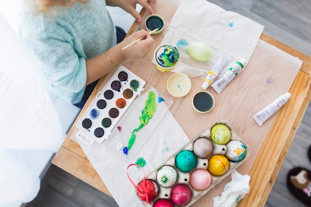 Gewas kind schilderij eieren op tafel