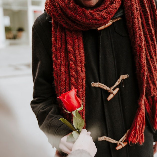 Gratis foto gewas man geven steeg tot vrouw