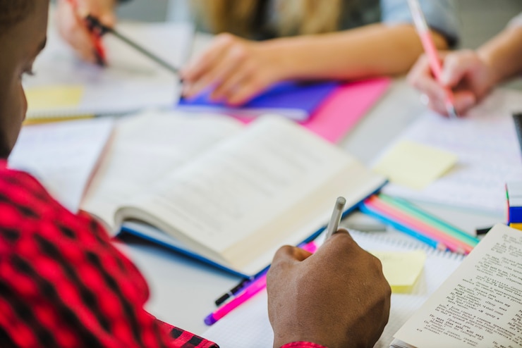 Gratis Foto gewas mensen studeren op het bureaublad