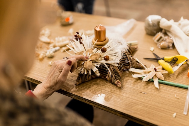 Gewas vrouw bloem aan decoratie vastmaken