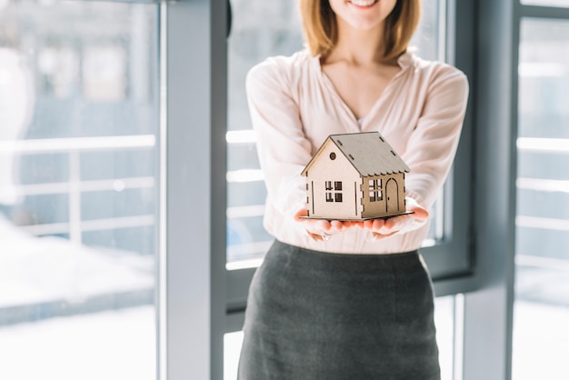 Gewas vrouw met leuk speelgoed huis