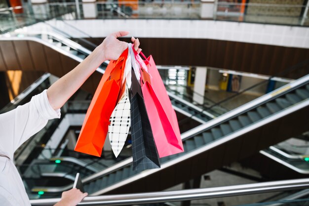 Gewas vrouw met papieren zakken