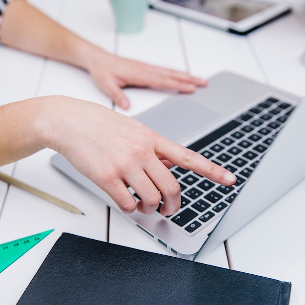 Gewas vrouw wijzend op scherm van de laptop