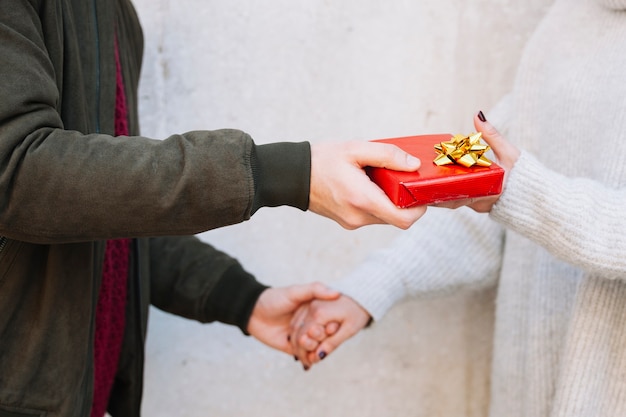 Gratis foto gewasman geeft cadeau aan vrouw