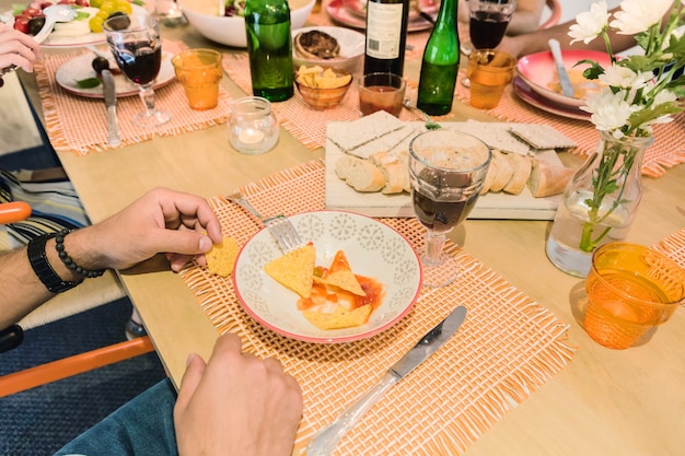 Gewaspersoneel met eten bij het avondeten