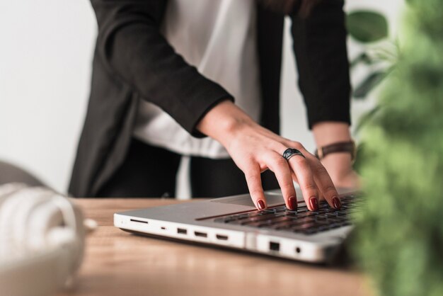 Gewasvrouw die aan laptop werkt
