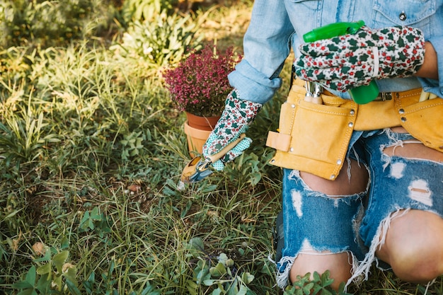 Gewasvrouw die in tuin werken