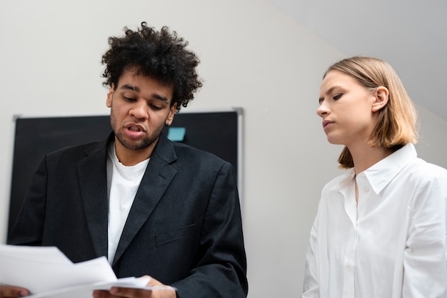 Gratis foto geweld op het werk tussen collega's