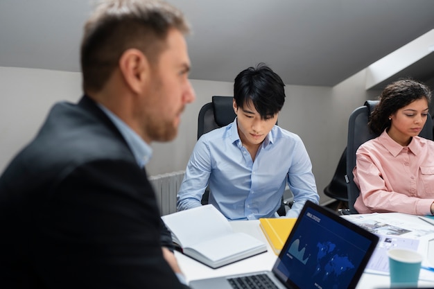 Gratis foto geweld op het werk tussen collega's