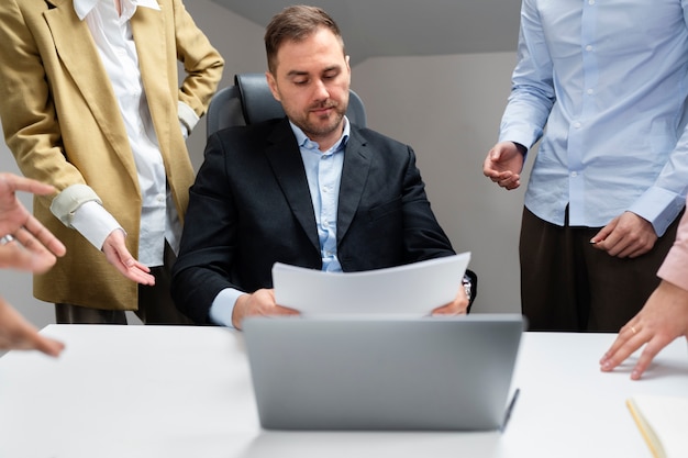 Geweld op het werk tussen collega's