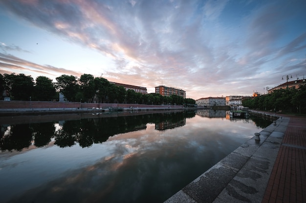 Geweldig shot van de gebouwen van een oude stad en een reflecterende rivier