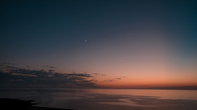 Geweldig shot van een prachtig zeegezicht op een oranje zonsondergang