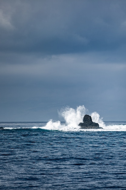 Geweldig uitzicht op de oceaan. Bali.