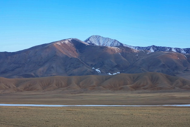 Geweldig winterlandschap in mongolië kleurrijk tafereel in de bergen tsagaan shuvuut national park