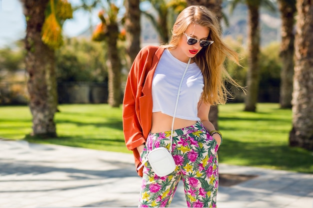 Gratis foto geweldige blonde vrouw in trendy zomer outfit poseren buitenshuis