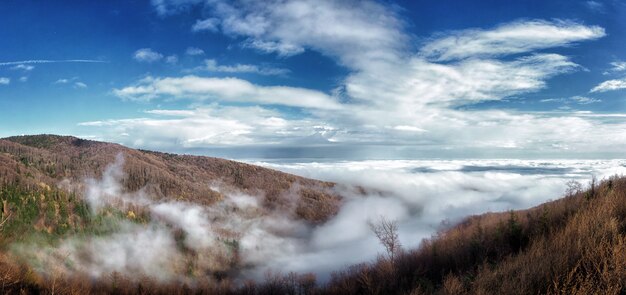 Geweldige foto van de berg Medvednica in Zagreb, Kroatië, bedekt met gezwollen wolken