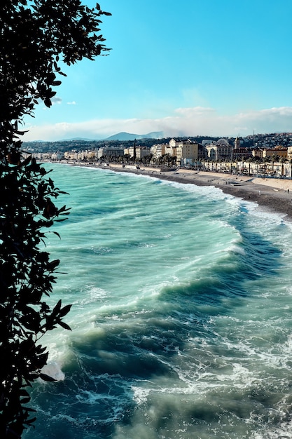 Geweldige foto van de kustlijn bij de Promenade des Anglais in Nice, Frankrijk