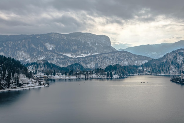 Geweldige foto van het bevroren meer van Bled op een koude winterdag in Slovenië