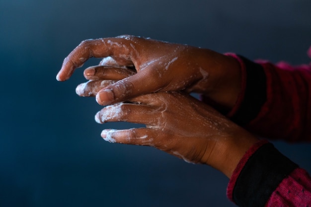 Gezeepte handen van een persoon - belang van handen wassen