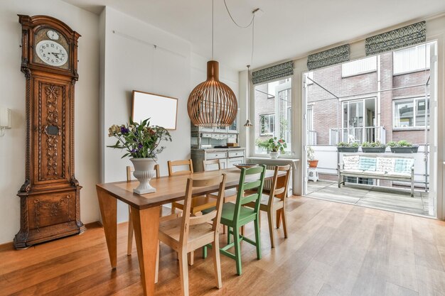 Gezellig eetkamer interieur met houten meubilair