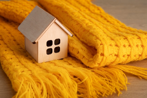 Gezellig huisconcept met houten speelgoedhuis