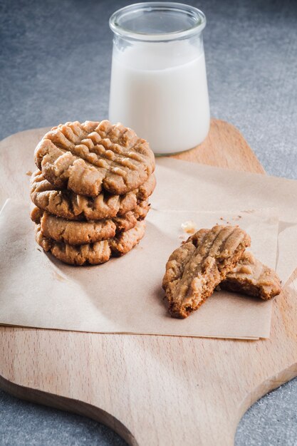 Gezellig stilleven met koekjes op lijst