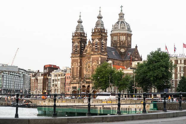 gezellige binnenplaatsen van Amsterdam, banken, fietsen, bloemen in kuipen. straten van Amsterdam