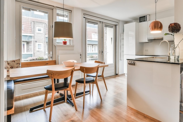 Gezellige eetkamer van een modern appartement