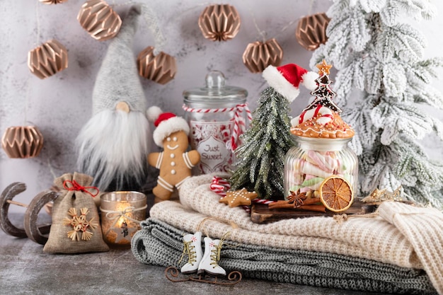 Gezellige kerstcompositie met een kopje en koekjes. warme chocolademelk met marshmallow.