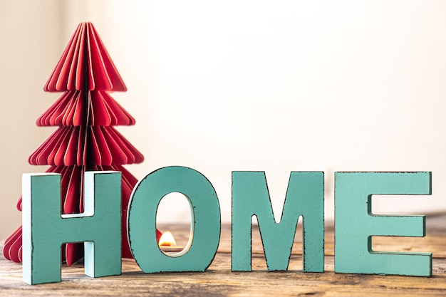 Gratis foto gezellige wintercompositie met decoratief woordhuis en papieren kerstboom