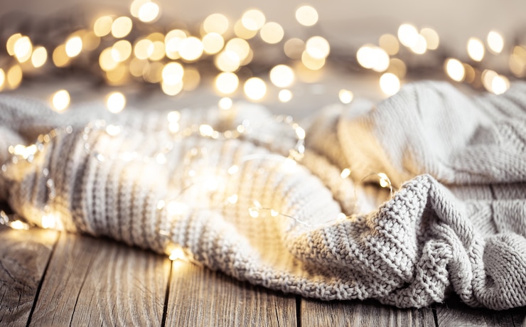 Gratis Foto gezellige wintercompositie met gebreid element en onscherpe achtergrond met bokeh
