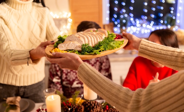 Gratis foto gezellige wintertaferelen met familie