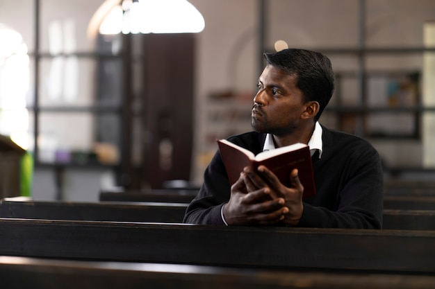 Gezicht op de mens in de kerk