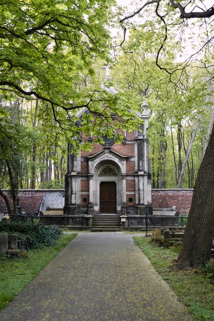 Gezicht op een begraafplaats met grafstenen