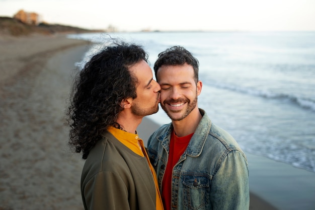 Gratis foto gezicht op een homopaar dat aanhankelijk is en samen tijd doorbrengt op het strand
