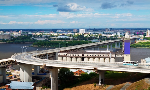 Gezicht op Nizjni Novgorod. Metro Bridge