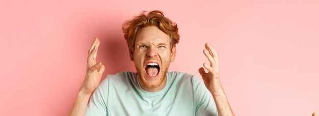 Gratis foto gezicht van een boze roodharige man die schreeuwt en handen schudt, woedend starend en vloekend uitdrukkelijk ha