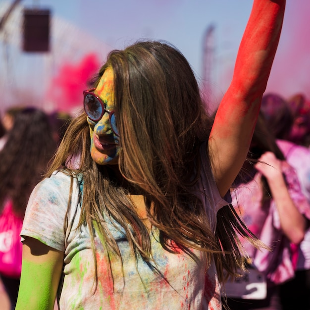 Gezicht van jonge vrouwen bedekt met holi-kleurendansen