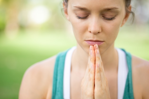 Gezicht van rustige blanke vrouw buiten bidden