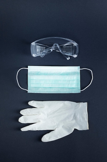Gezichtsmasker met bril en latex handschoenen ter bescherming van het coronavirus