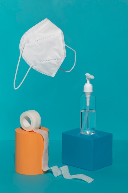 Gratis foto gezichtsmasker omgeven door hygiënische vloeistof