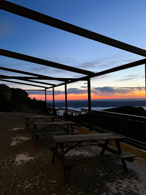 Gratis foto gezichtspunt op de toaca-piek in de karpaten roemenië natuur zonsondergang