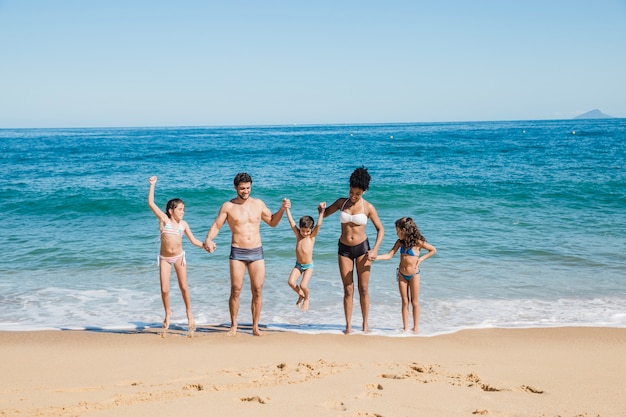 Gezin met een goede tijd op het strand