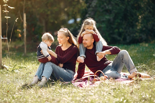 Gratis foto gezin met schattige kinderen in een herfst park