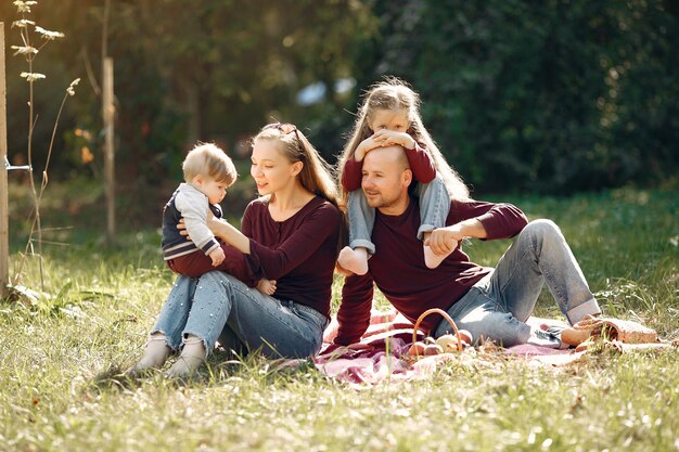 Gezin met schattige kinderen in een herfst park