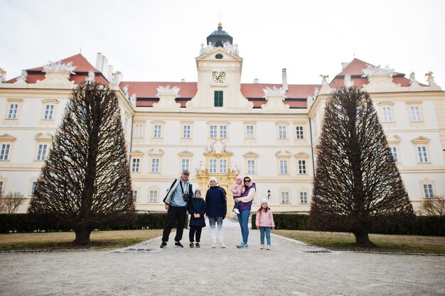 Gezin met vier kinderen op kasteel Valtice, Tsjechië