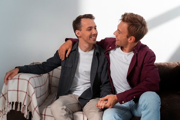 Gratis foto gezinsbijeenkomst met homoseksuele partners