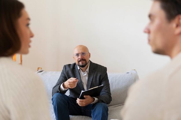 Gratis foto gezinstherapie in psycholoog kantoor