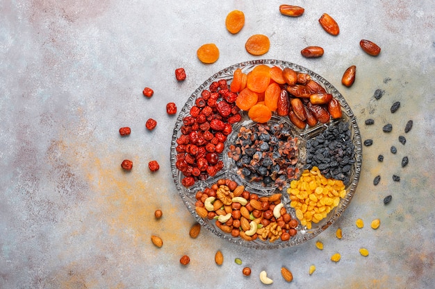 Gratis foto gezond assortiment droog fruit, bovenaanzicht