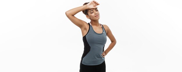Gezond en Fitness concept portret van Afro-Amerikaans meisje moe van het uitwerken stop op adem komen Geïsoleerd op witte achtergrond